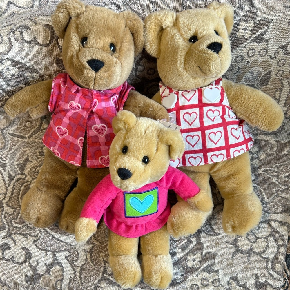 Vintage Hallmark Kiss Kiss Bears Play “All You Need is Love” Plus Baby Girl